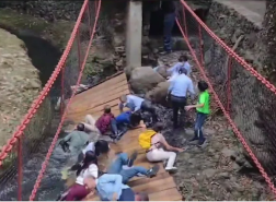 شاهد.. انهيار جسر مشاه أثناء افتتاحه في المكسيك