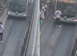 بعد تجاهل الركاب.. شخص يعترض حافلة ميتروبوس في إسطنبول (فيديو)