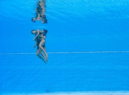 إغماء سباحة أمريكية خلال منافسات لبطولة العالم للسباحة (صور)