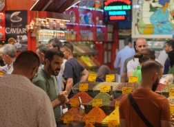 حقائب السياح تفوح برائحة توابل السوق المصري في إسطنبول (صور)