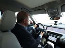 أردوغان يجري قيادة تجريبية للسيارة المحلية توغ