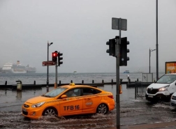 أمطار غزيرة في اسطنبول تشل الحركة وتحذير من الساعات القادمة (صور)