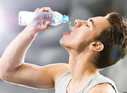 ماذا يحدث لجسمك لو شربت الماء فقط لمدة شهر؟