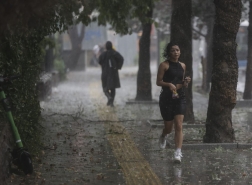 عواصف وأمطار تعرقل السير وتقتلع الأشجار في أنقرة (صور)