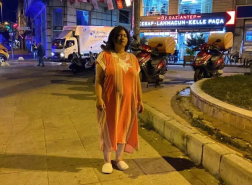 شاهد بالفيديو والصور.. امرأة تقف دون حراك لـ 5 ساعات في إسطنبول