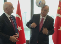 شاهد بالفيديو.. أردوغان يفاجئ رئيس الفيفا بضربة رأس