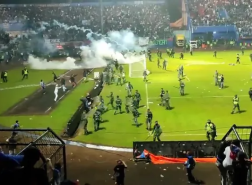كارثة كروية بإندونيسيا.. 127 قتيلا بعد تدافع في مباراة لكرة القدم (فيديو)