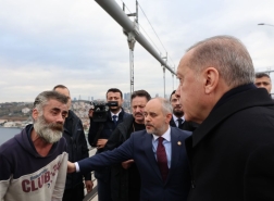 أردوغان يقنع مواطنا بالتراجع عن الانتحار (صور)