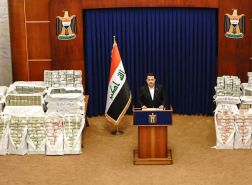 ظهور رئيس الوزراء العراقي بين أكوام من الأموال.. ما القصة؟