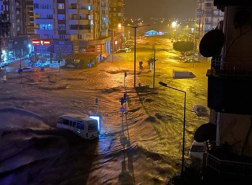 فيضانات في أنطاليا تدمّر مئات المنازل والشركات (فيديو)