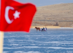 تركيا.. بحيرة تشلدر تستقطب عشاق السياحة الباردة