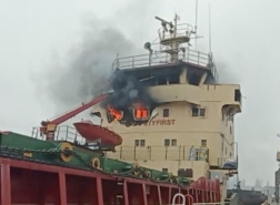 صاروخ يضرب سفينة تركية بميناء خيرسون الأوكراني (فيديو)