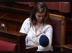 بالفيديو.. نائبة ترضع طفلها في جلسة البرلمان وتحظى بتصفيق حار