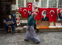 تحليل: انخفاض الليرة يهدد ببقاء التضخم المرتفع في تركيا