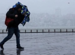العاصفة تضرب اسطنبول.. تحذير من الخروج وإلغاء خدمات العبارات