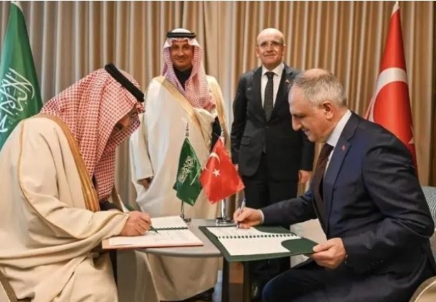 جانب من توقيع الاتفاقية بحضور وزير المالية التركي والسعودي