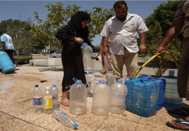 ليبيون يحصلون على المياه بعد انقطاعها عن طرابلس لأسبوعين-فرانس برس