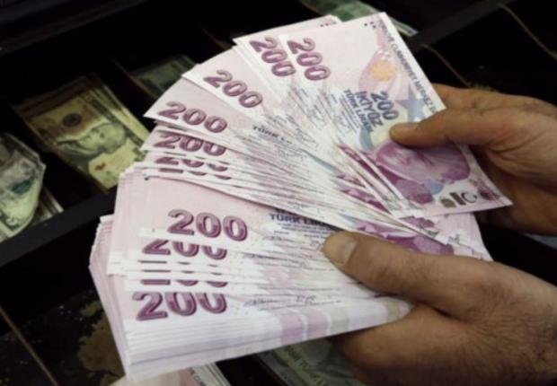 هوت العملة التركية الاثنين إلى 6.985 مقابل الدولار وهو أقل مستوى منذ 13 مايو أيار