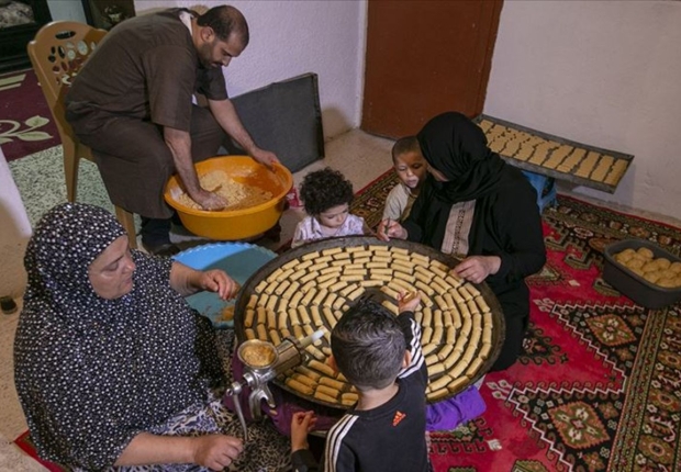 عائلة تونسية تجهز كعك العيد-الأناضول