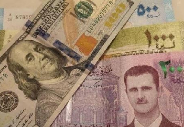 سجلت الليرة السورية هبوطا قياسيا، السبت، تخطى خلاله الدولار 2300 ليرة للمرة الأولى