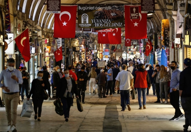 أفراد يرتدون كمامات واقية من كورونا داخل البازار الكبير في إسطنبول-AP