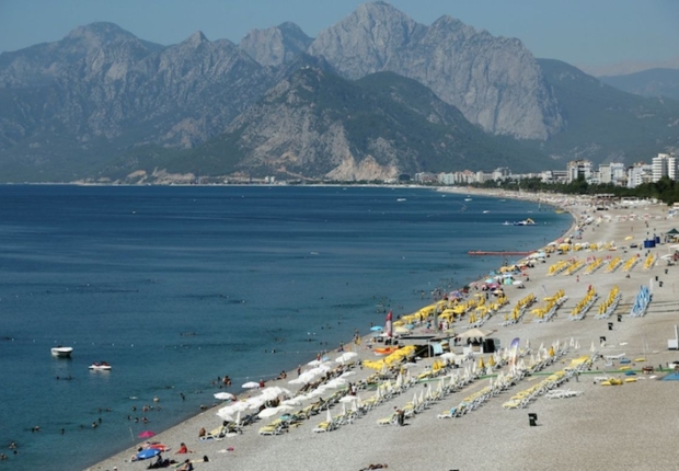 مشهد عام من أحد شواطئ أنطاليا التركية-صورة أرشيفية