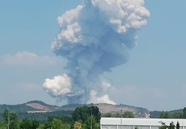 كتلة من الدخان تتصاعد عقب انفجار مصنع الألعاب النارية في سكاريا-مواقع إلكترونية