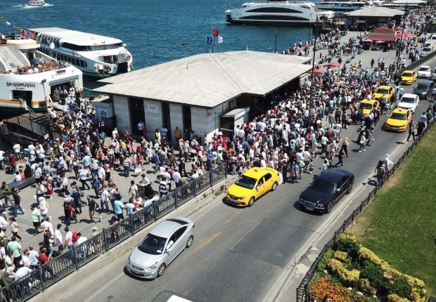 حشد من الناس في اسطنبول يظهر غياب المسافة الاجتماعية بينهم
