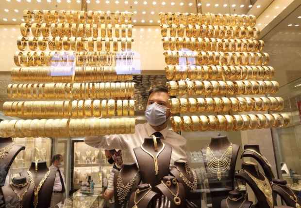 ويسجل جرام الذهب عيار 21 وهو الأكثر مبيعا في مصر 833 جنيها للجرام، فيما استقرت أوقية الذهب  مسجلة 1904 دولار.
