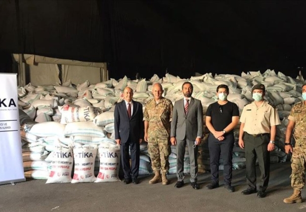 جانب من حفل تسليم مساعدات القمح للجيش اللبناني