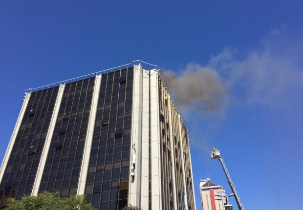 اندلع الحريق في الطوابق العليا من مبنى يضم في السابق مقر الصحيفة