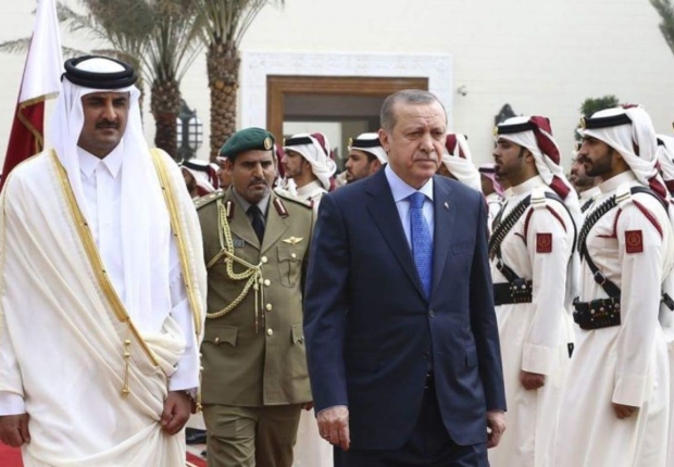 أردوغان (يمين) برفقة أمير قطر خلال زيارة سابقة للدوحة