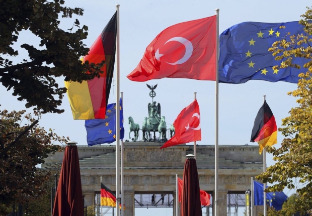 أعلام ألمانيا وتركيا والاتحاد الأوروبي ترفرف أمام معلم برلين التاريخي-أ ف ب