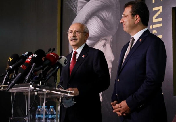زعيم حزب الشعب الجمهوري خلال مشاركته في مراسم معاينة اللوحة في اسطنبول -  حرييت