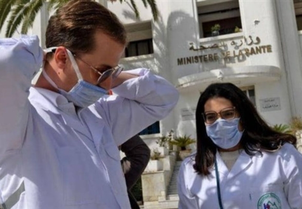 عاملان في القطاع الصحي أمام وزارة الصحة التونسية-صورة أرشيفية
