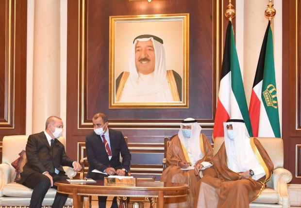 أمير الكويت الجديد (يمين) يستقبل الرئيس التركي-كونا