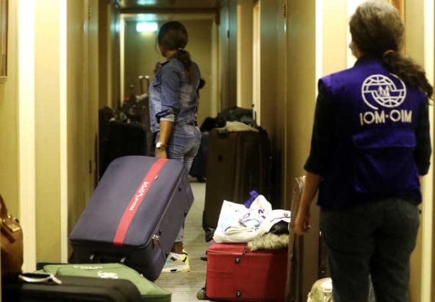 عمال مهاجرون في مطار بيروت خلال عودتهم لبلادهم - رويترز