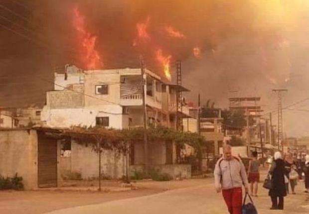 سكان يتركون منازلهم هرباً من الحرائق في اللاذقية - وكالات