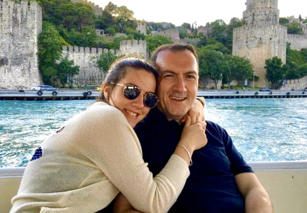 السفير التركي فاتح يلدز وابنته عشقم