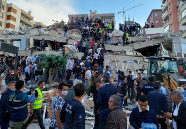 أحد المباني المدمرة جراء زلزال إزمير