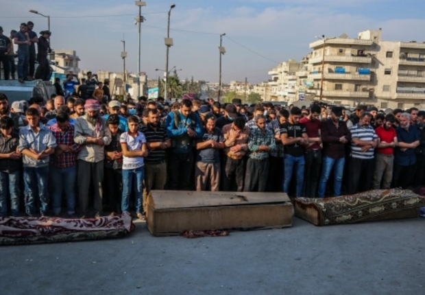 أشخاص يشاركون في جنازة مقاتلين في إدلب-أرشيفية