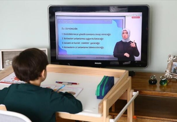 طالب يتابعه دروسه عبر الانترنت في تركيا - حرييت