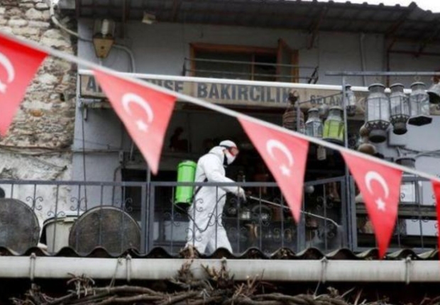 عامل يطهر ممرا في تركيا - أرشيفية