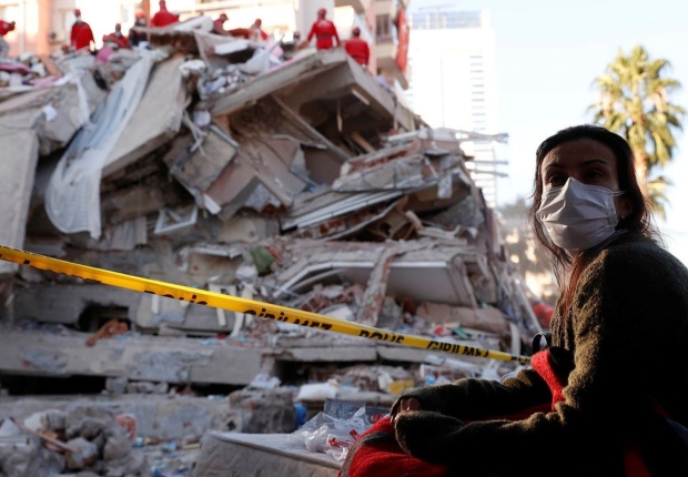 مبنى مهدم بفعل زلزال إزمير الذي ضرب المدينة نهاية أكتوبر