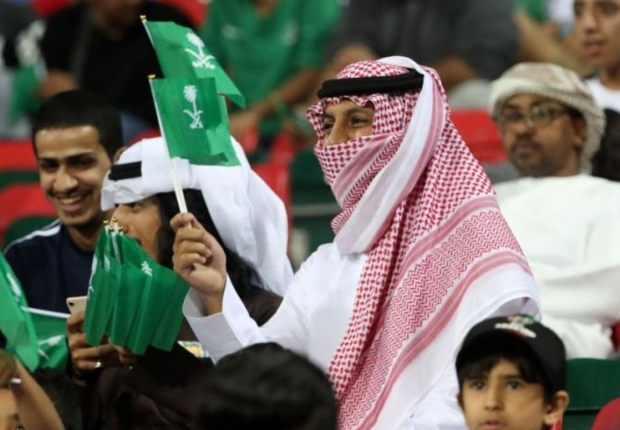 مشجعون سعوديون خلال حضور مباراة لكرة القدم-صورة أرشيفية