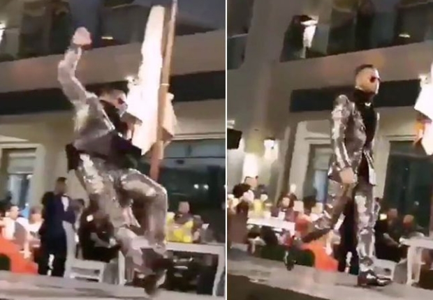 لحظة سقوط محمد رمضان على المسرح أثناء تكريمه في دبي - وكالات