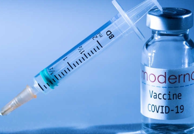 يُعطى اللقاح على جرعتين، ويتم تحديد موعد الجرعة الثانية من قبل موظفي الرعاية الصحية