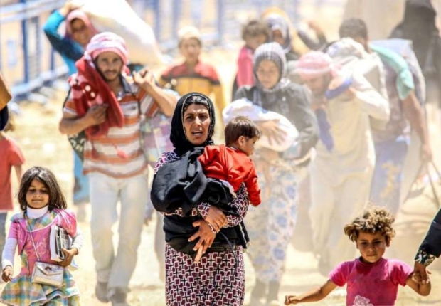 سوريون فارون من بلادهم تجاه شانلي أورفا التركية في يونيو 2015