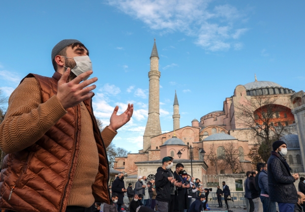 أشخاص يؤدون صلاة الاستسقاء خارج مسجد آيا صوفيا الكبير في إسطنبول-الأناضول