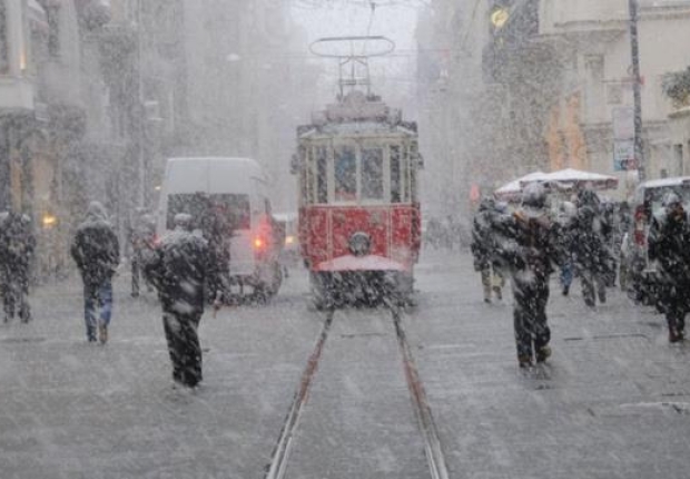 مشهد لتساقط الثلوج في شارع الاستقلال وسط اسطنبول - أرشيف